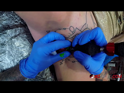 ❤️ Ekstrèmman tatoue hottie Sully Savage te fè yon tatoo sou klitoris li ❤️ Porno nan ht.niceporn-tv.ru ❤