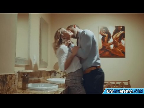 ❤️ Lè yon blond bèl sedui ou nan yon twalèt piblik ❤️ Porno nan ht.niceporn-tv.ru ❤